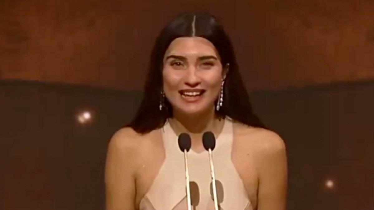 Tuba Büyüküstün’ün, Joy Awards ödül töreninde Arapça konuşması büyük alkış aldı